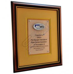 Kabartma Logolu Ahşap Çerçeveli Pleksili Plaket