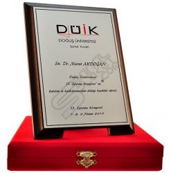 Kırmızı Kadife Kutulu Gümüş Baskılı Ahşap Plaket
