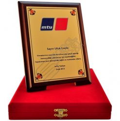 Kırmızı Kadife Kutulu Renkli Logolu Ahşap İş Birliği Plaketi