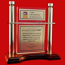 Metal Sütunlu Gümüş Metal Basklı Ahşap Kaideli Kristal Plaket